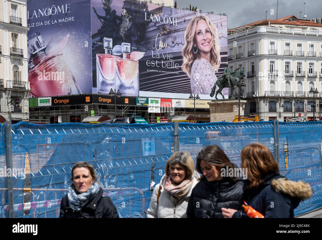 Französische Luxusparfüms- und Kosmetikmarke, Lancome, Werbung für Straßenwerbung mit der amerikanischen Schauspielerin Julia Roberts in Spanien. (Foto von Xavi Lopez/SOPA Images/Sipa USA) Stockfoto