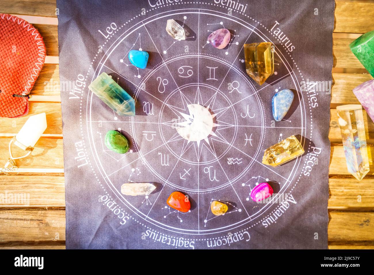 Heilende Kristalle auf braunem Hintergrund Stockfoto