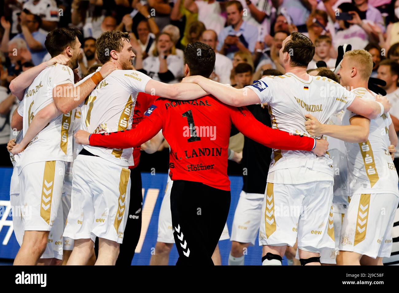 Die Kieler Spieler feiern den Sieg gegen Paris nach dem EHF Champions League, Viertelfinale, 2.-Bein-Handballspiel zwischen THW Kiel und Paris Stockfoto