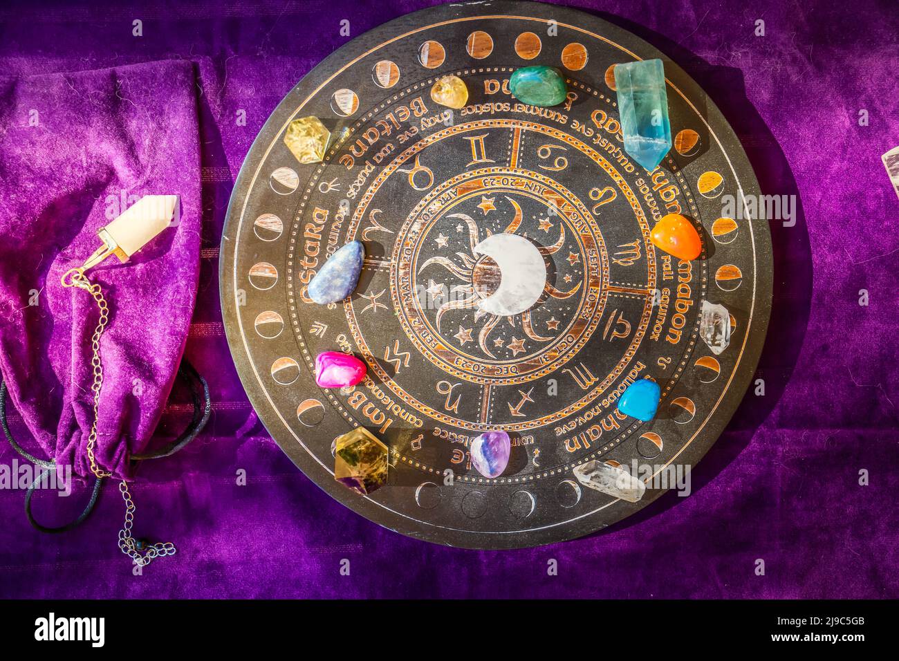 Heilende Kristalle auf braunem Hintergrund Stockfoto