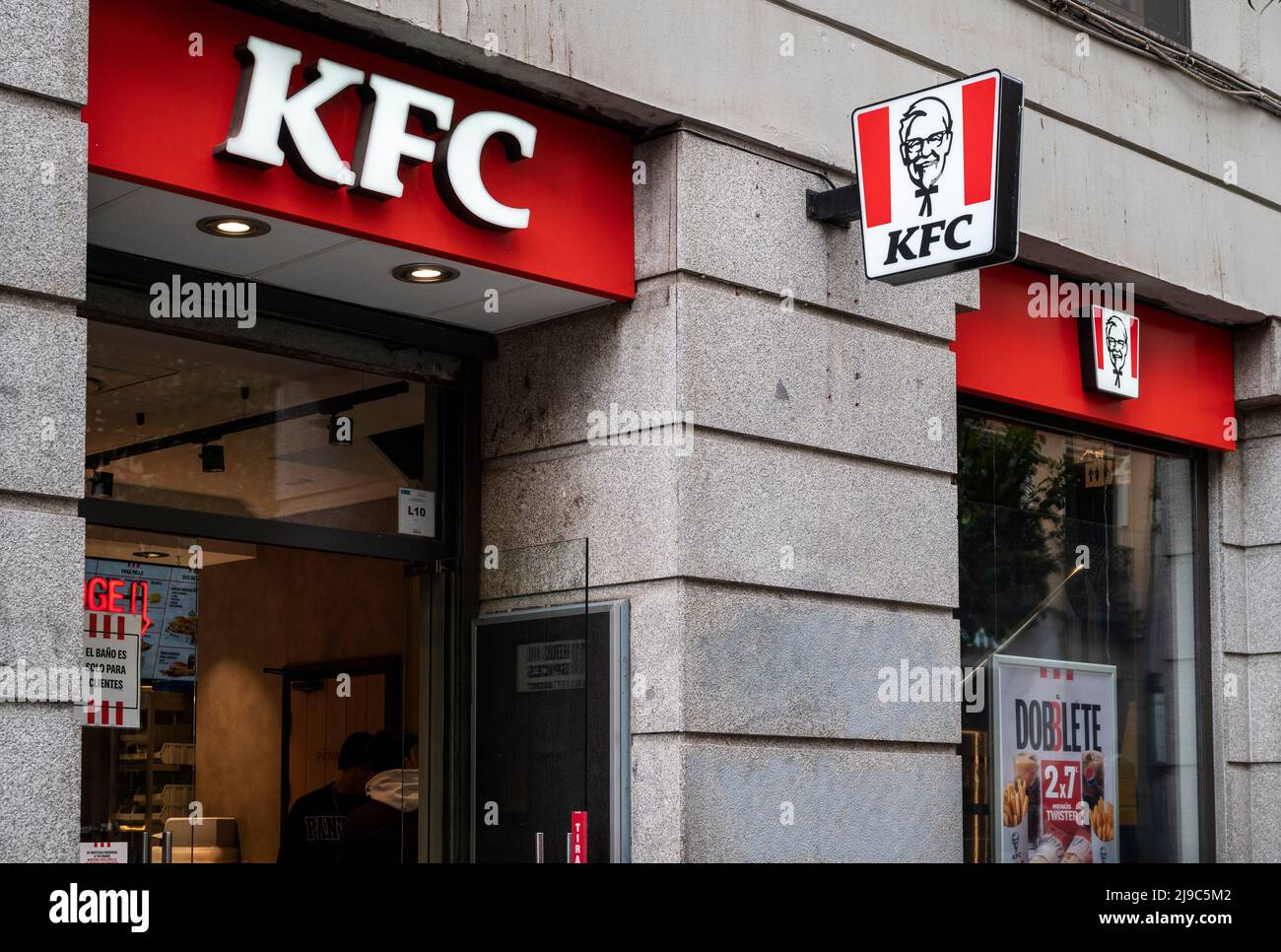 Amerikanische Fast-Food-Hühnchen-Restaurantkette, Kentucky Fried Chicken ( KFC) und Logo in Spanien. (Foto von Xavi Lopez/SOPA Images/Sipa USA  Stockfotografie - Alamy
