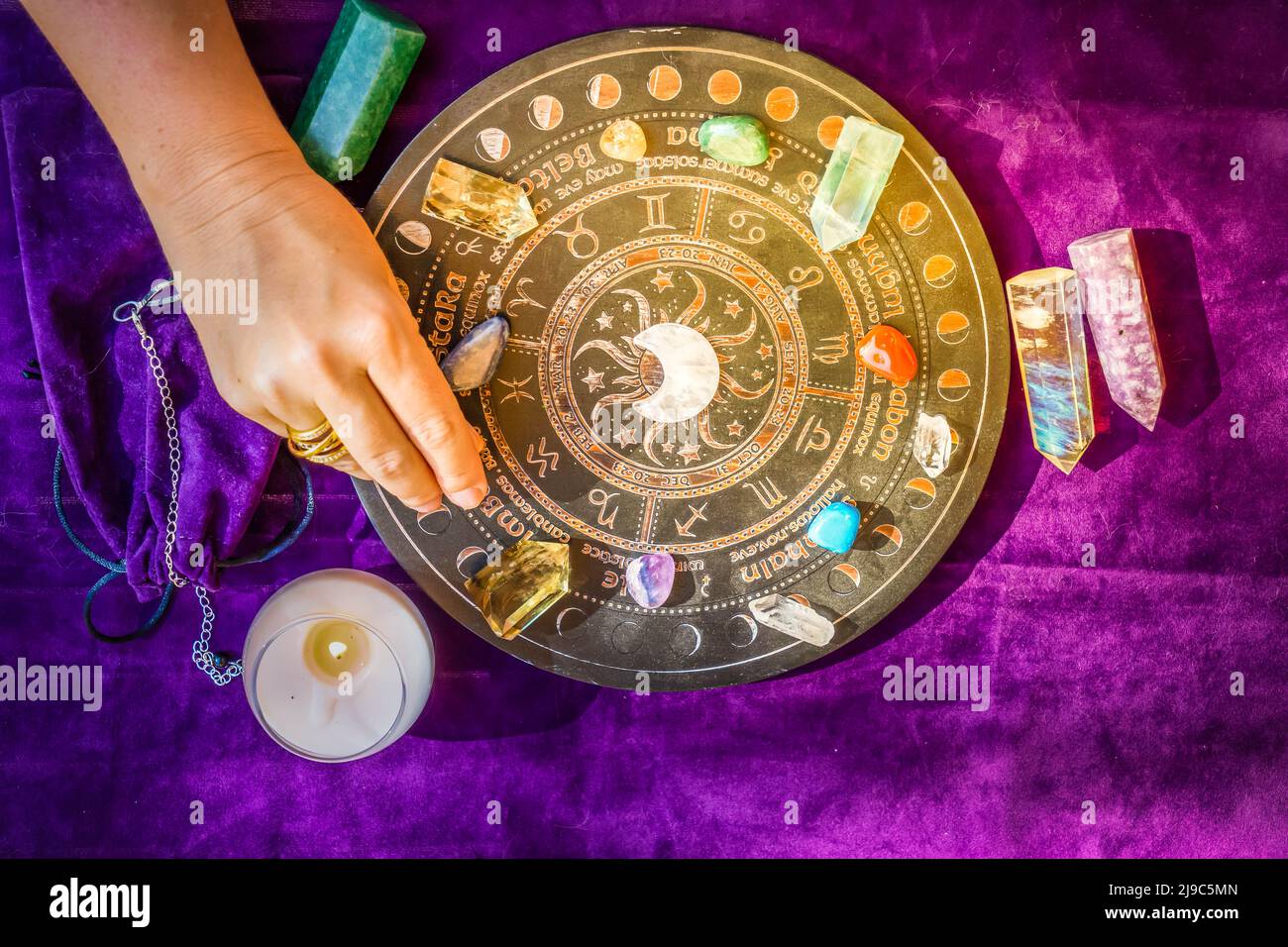 Draufsicht auf Astrologen-Hände Stockfoto