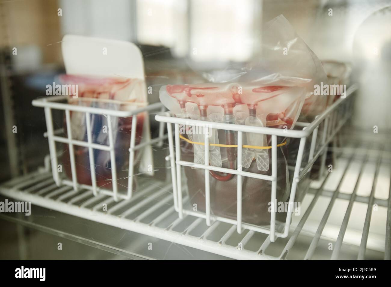 Nahaufnahme der Blutbeutel im medizinischen Kühlschrank in der Klinik, Kopierplatz Stockfoto