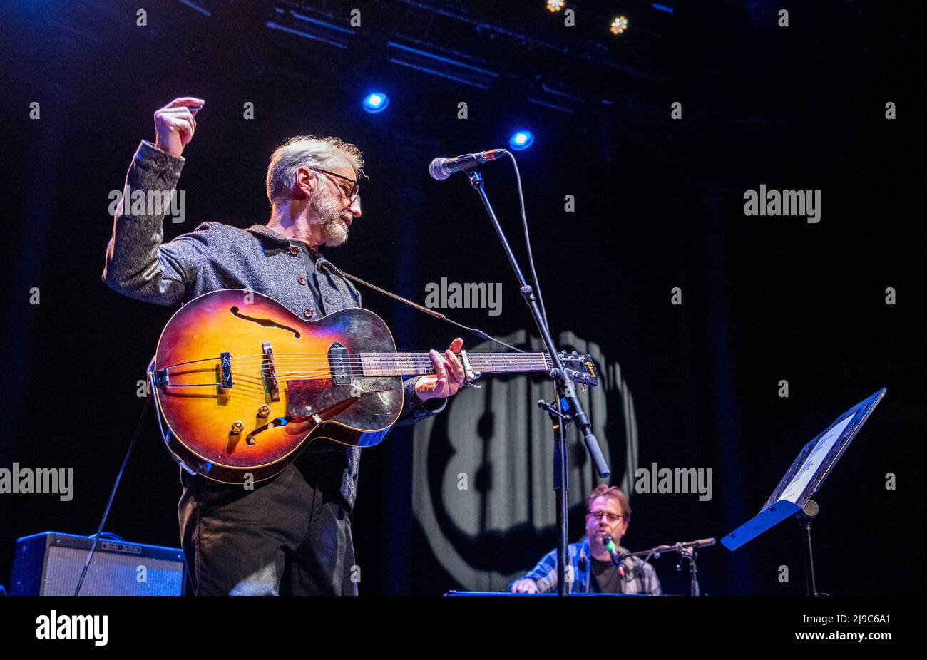 Billy Bragg beendet seine UK Tour im Roundhouse in Camden im Zentrum von London. Stockfoto