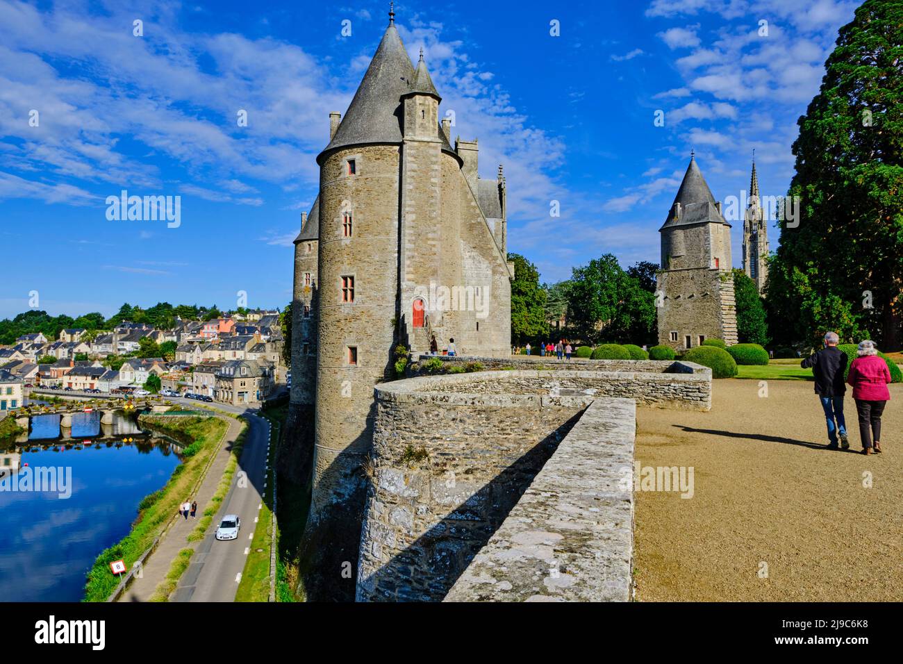 Frankreich, Morbihan (56), begeben Sie sich auf den Weg nach Saint Jacques de Compostela, dem mittelalterlichen Dorf Josselin, dem extravaganten Schloss Josselin im gotischen Stil Stockfoto