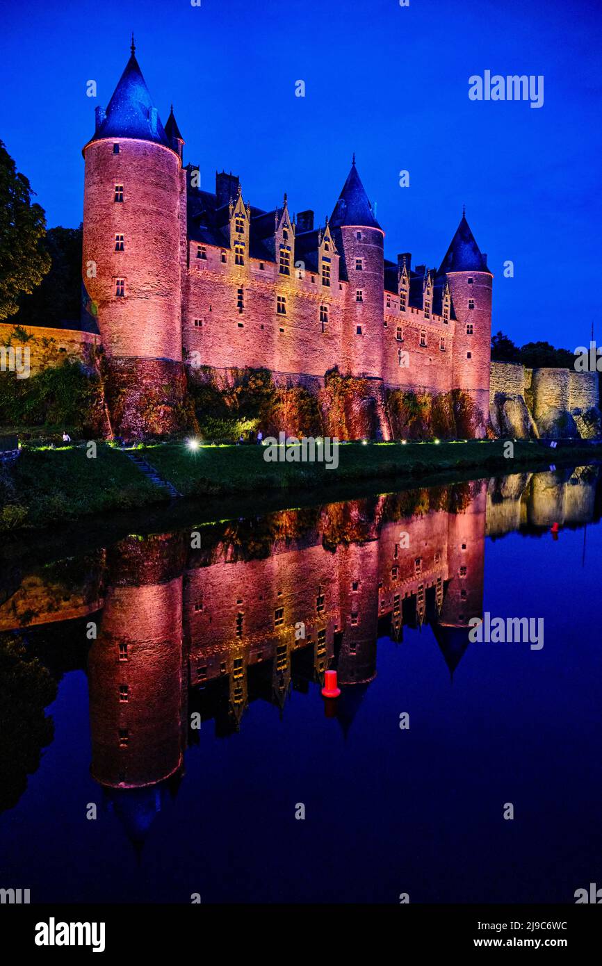 Frankreich, Morbihan (56), begeben Sie sich auf den Weg nach Saint Jacques de Compostela, dem mittelalterlichen Dorf Josselin, dem extravaganten Schloss Josselin im gotischen Stil Stockfoto
