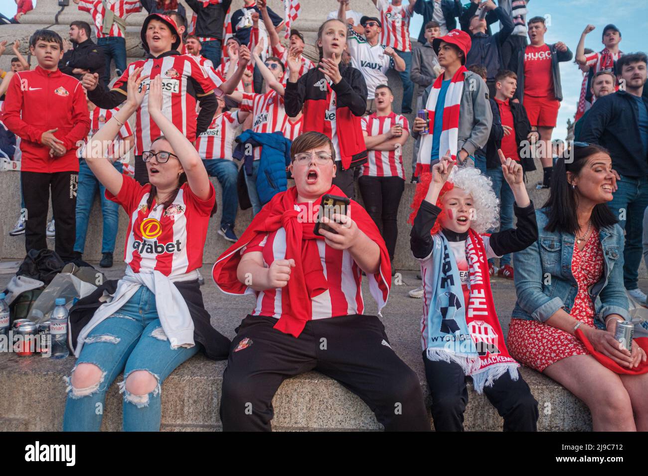 21/05/22, Sunderland AFC-Fans feiern bis in die Nacht auf dem Trafalgar Square, nachdem sie zur Meisterschaft befördert wurden Stockfoto