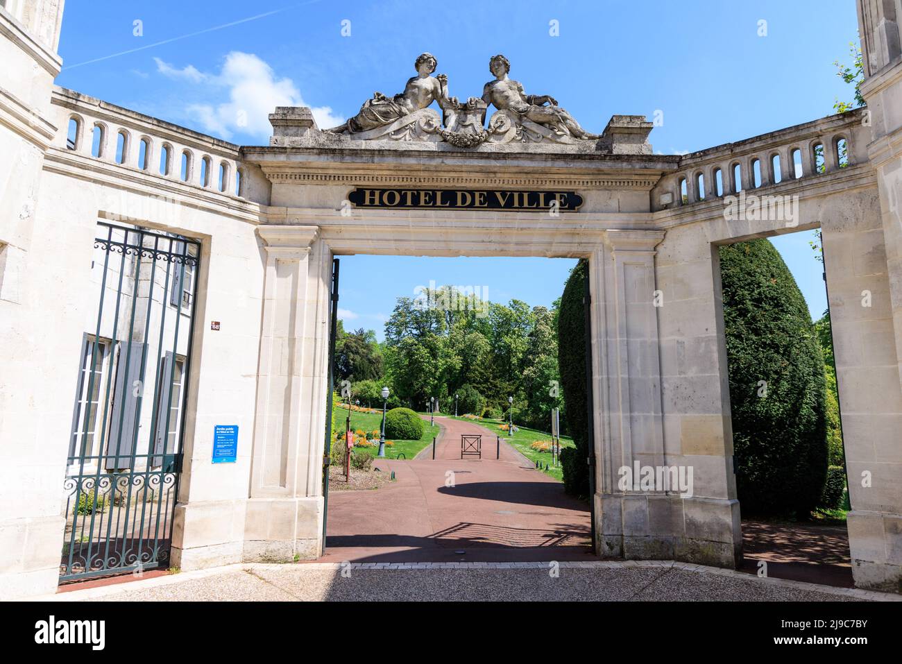 Cognac, Frankreich - 25. April 2022: Entrane Tor zum Rathaus und Park von Cognac in Charente France Stockfoto