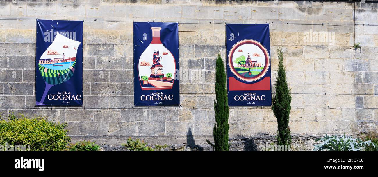 Cognac, Frankreich - 25. April 2022: Werbeschilder Cognac-Getränk im Rathaus von Cognac in Charente Frankreich Stockfoto