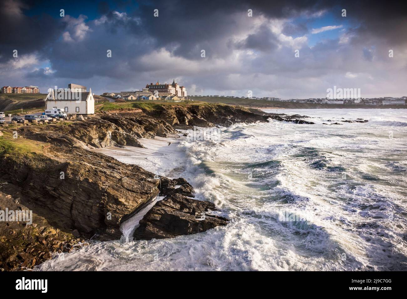 Flut und raue Meere bei Little Fistral in Newquay in Cornwall. Stockfoto