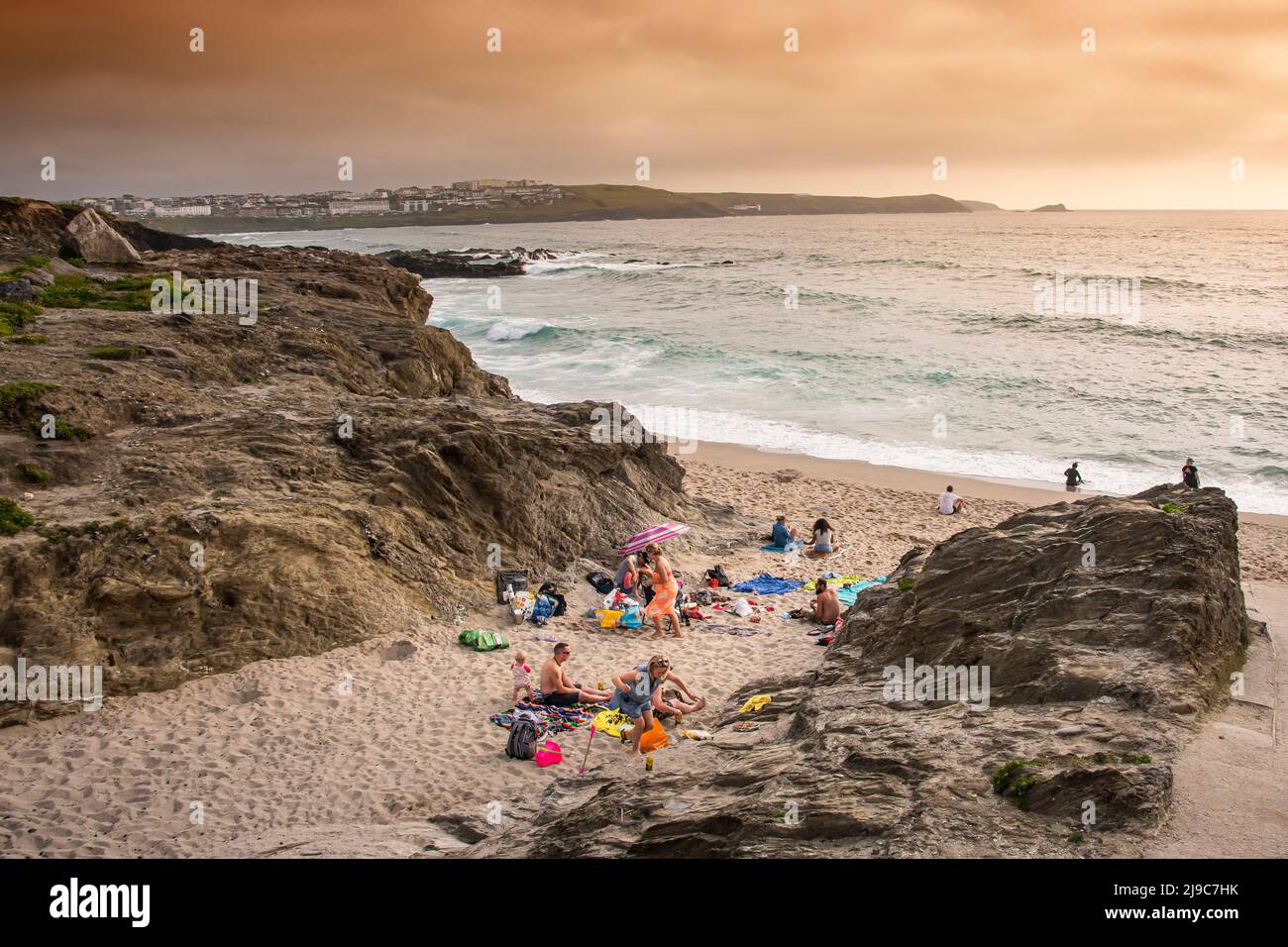 Urlauber genießen das Abendlicht im abgeschiedenen Little Fistral in Newquay in Cornwall. Stockfoto