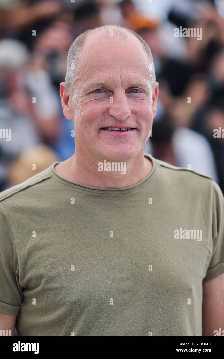 Zlatko Buric, Sunnyi Melles, Dolly De Leon, Iris Berben, Jean-Christophe Folly, Vicki Berlin, Woody Harrelson und Henrik Dorsin besuchen die Fotozelle für „Triangle of Traurigkeit“ während des jährlichen Filmfestivals in Cannes 75. im Palais des Festivals am 22. Mai 2022 in Cannes, Frankreich. Foto von David Boyer/ABACAPRESS.COM Stockfoto