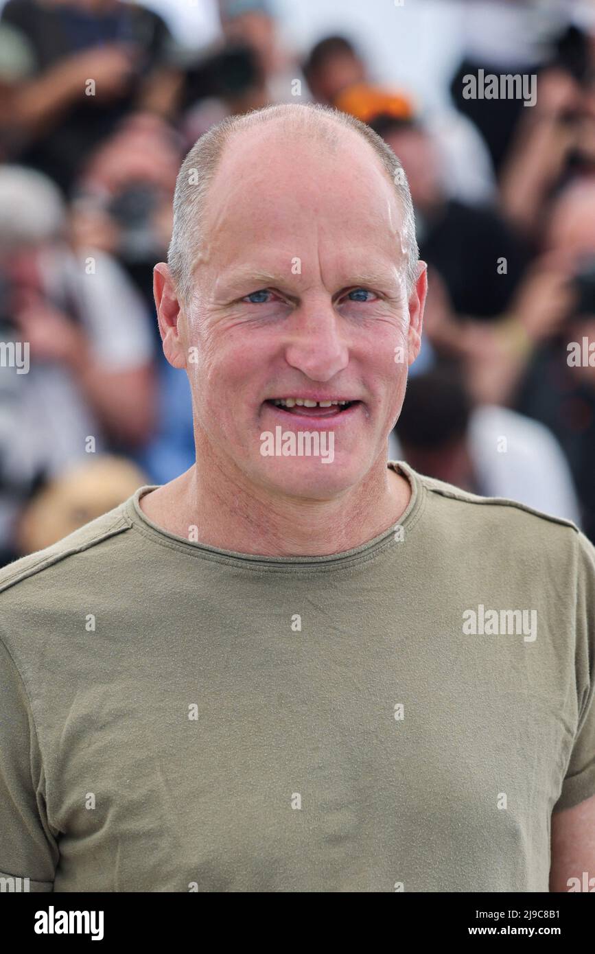 Zlatko Buric, Sunnyi Melles, Dolly De Leon, Iris Berben, Jean-Christophe Folly, Vicki Berlin, Woody Harrelson und Henrik Dorsin besuchen die Fotozelle für „Triangle of Traurigkeit“ während des jährlichen Filmfestivals in Cannes 75. im Palais des Festivals am 22. Mai 2022 in Cannes, Frankreich. Foto von David Boyer/ABACAPRESS.COM Stockfoto