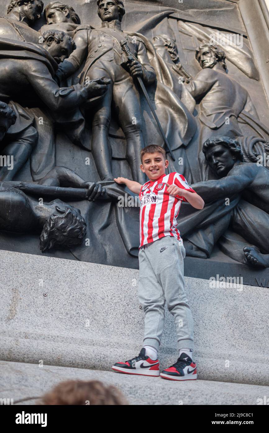 21/05/22, Sunderland AFC-Fans feiern bis in die Nacht auf dem Trafalgar Square, nachdem sie zur Meisterschaft befördert wurden Stockfoto