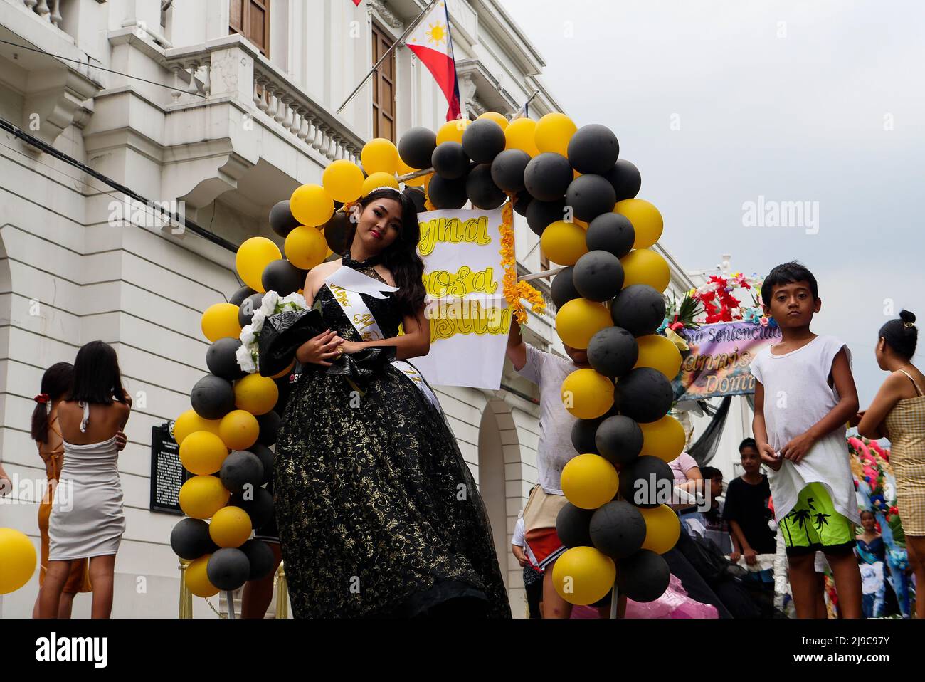 22. Mai 2022, Manila City, National Capital Region, Philippinen: Langsam kommen die Festivals auf den Philippinen mit der Verringerung der gesundheitlichen Einschränkungen zurück. Santacruzan ist ein einmonatiges Fest im Mai. Hier nehmen die Kinder an einer kleinen Parade Teil, bei der sie Spaß haben und ihre Freunde körperlich sehen. (Bild: © George Buid/ZUMA Press Wire) Stockfoto