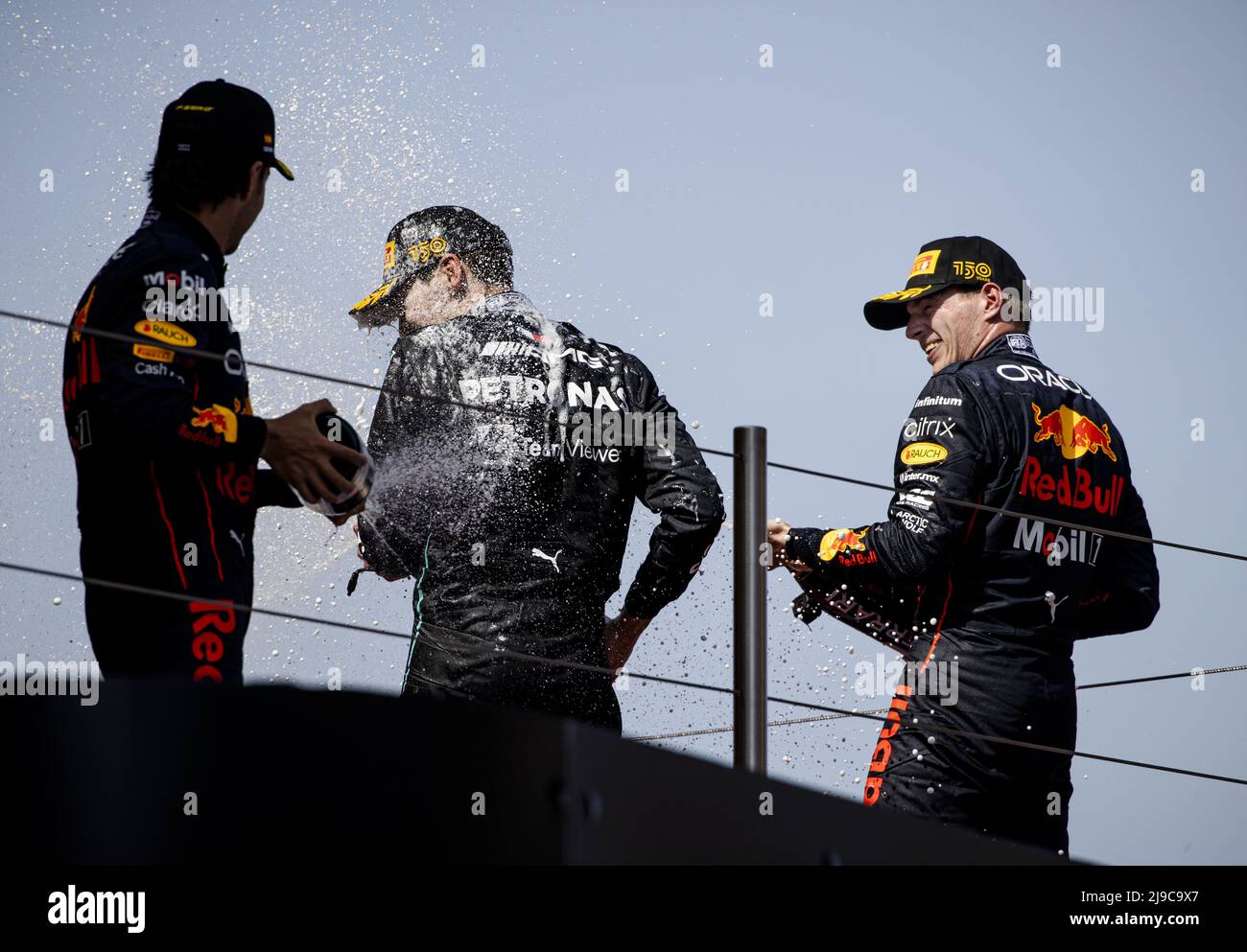 BARCELONA - Sergio Perez (Red Bull Racing), George Russel (Mercedes) und Max Verstappen (Red Bull Racing) auf dem Podium nach dem Grand Prix von Spanien F1 auf dem Circuit de Barcelona-Catalunya am 22. Mai 2022 in Barcelona, Spanien. REMKO DE WAAL Stockfoto