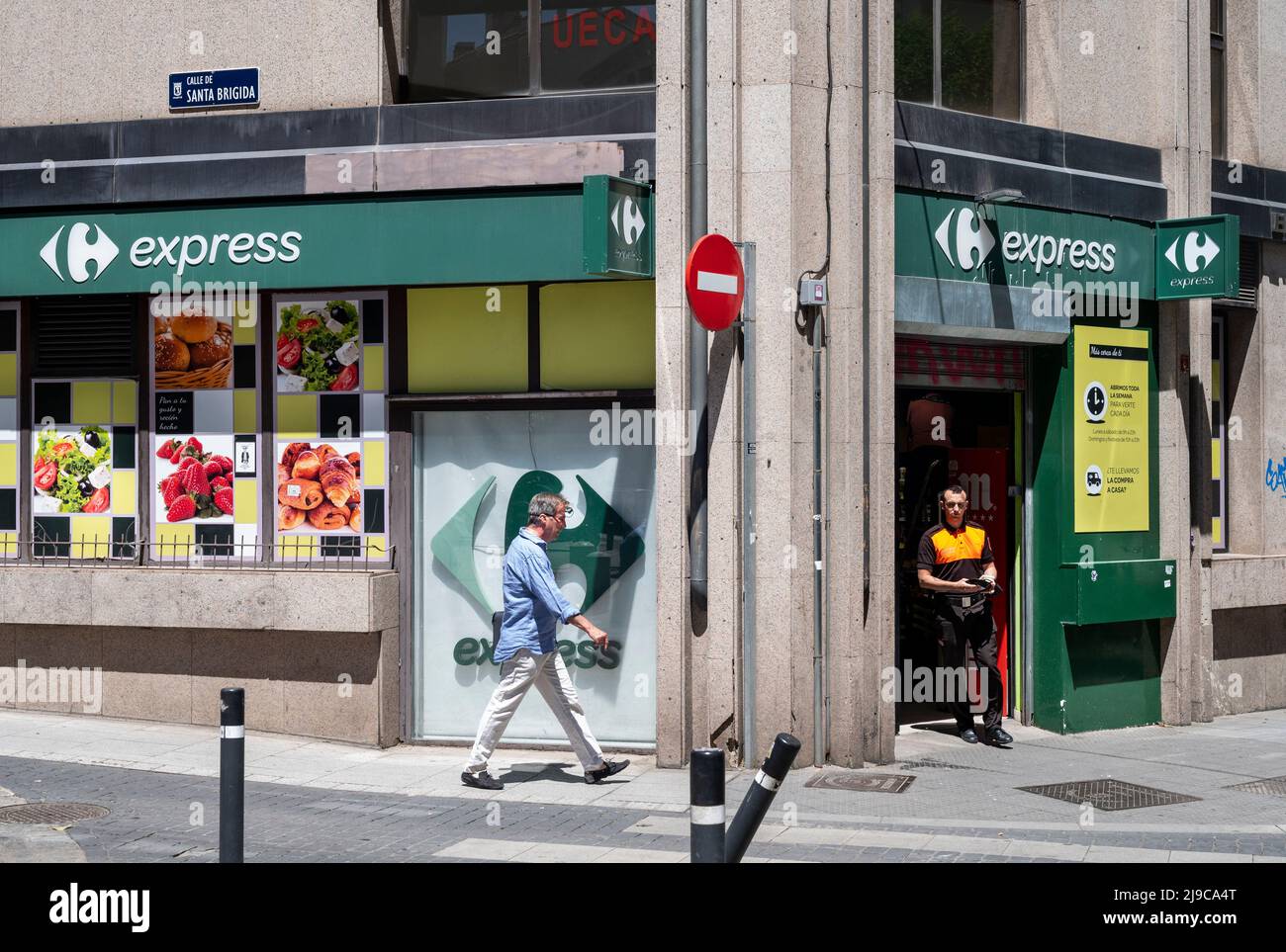 Fußgänger kommen an der französischen multinationalen Supermarktkette Carrefour Express in Spanien vorbei. (Foto von Xavi Lopez/SOPA Images/Sipa USA) Stockfoto