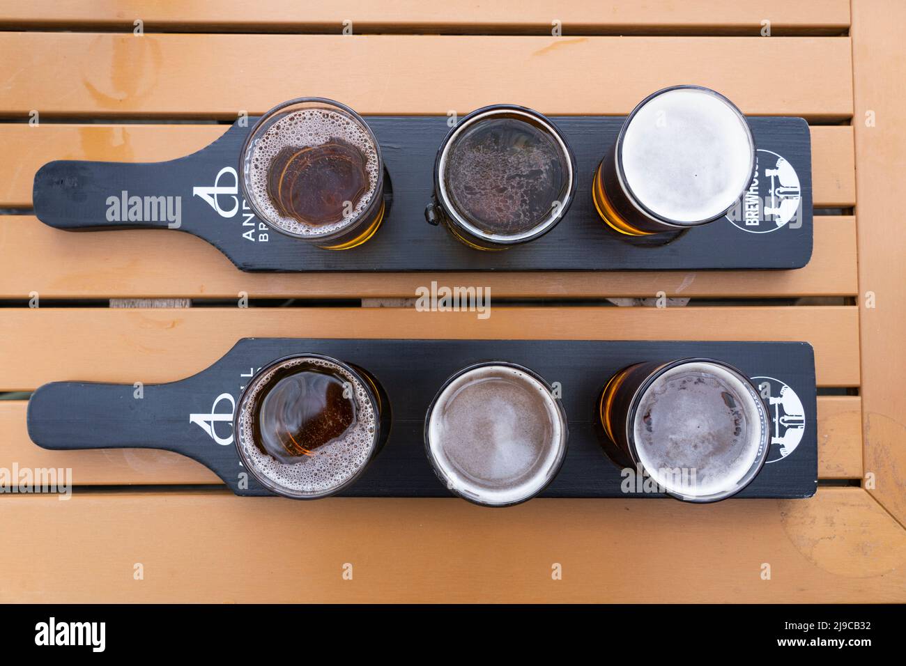 Eine Auswahl an verschiedenen Lagerbieren und echten Ales auf Servierplatten als Teil einer Bierrundflug-Verkostung bei andwell Brewing Company, Hook, Großbritannien Stockfoto