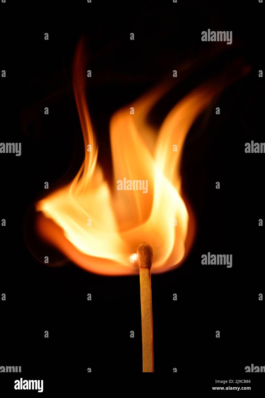 Leuchtet auf schwarzem Hintergrund „Match with Flame“ Stockfoto