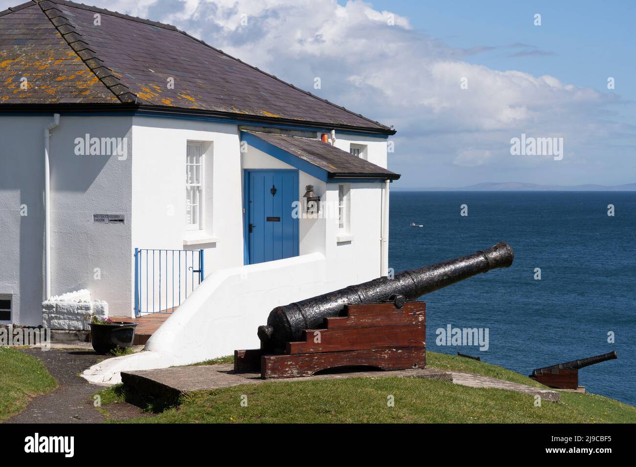 Das denkmalgeschützte Old Coastguard House und die gusseisernen Culverin-Kanonen aus dem 17.. Jahrhundert befinden sich auf dem Castle Hill in der Küstenstadt Tenby. Wales Stockfoto