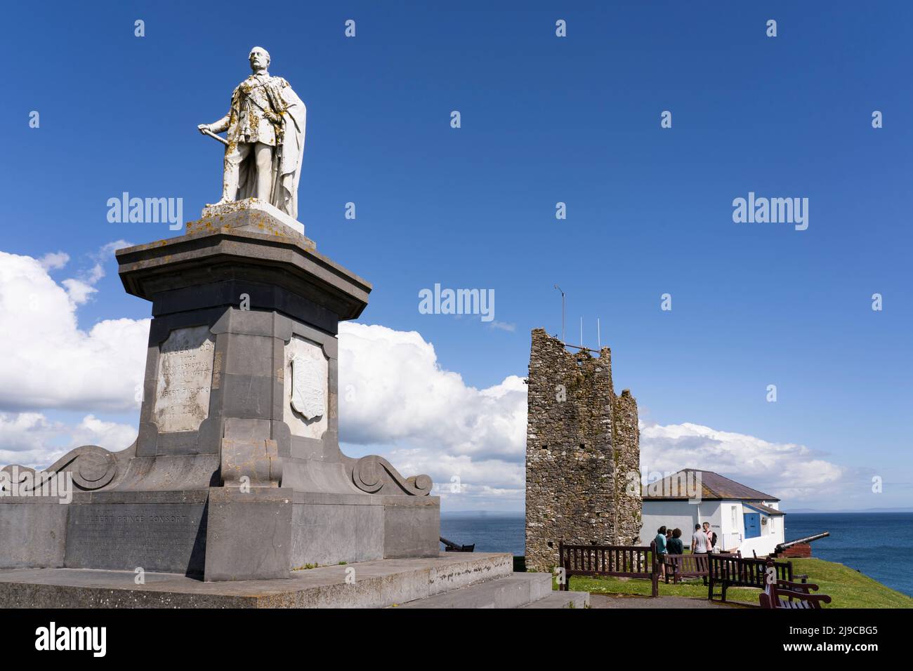 Das walisische Denkmal für Prinz Albert, die Überreste von Tenby Castle und das Old Coastguard House auf Castle Hill in Tenby, Wales Stockfoto