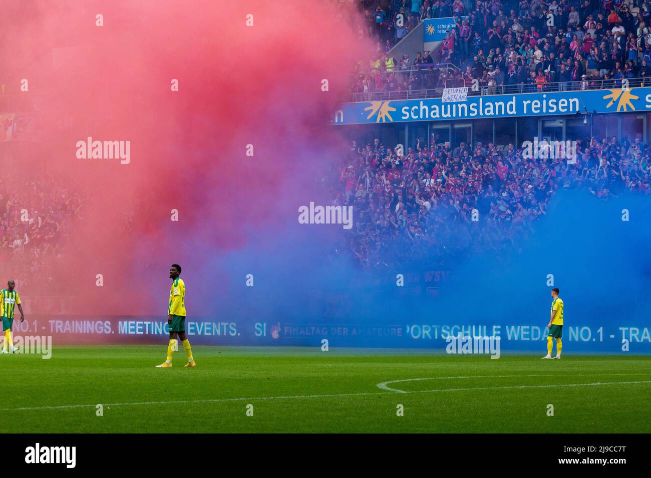 Sport, Fußball, Niederrheincup 2021/2022, Finale, SV Straelen gegen Wuppertaler SV 1-0, Schauinsland-Reisen-Arena in Duisburg, Wuppertaler Fußballfans feuern auf der Tribüne Pyrotechnik und Rauchbomben Stockfoto