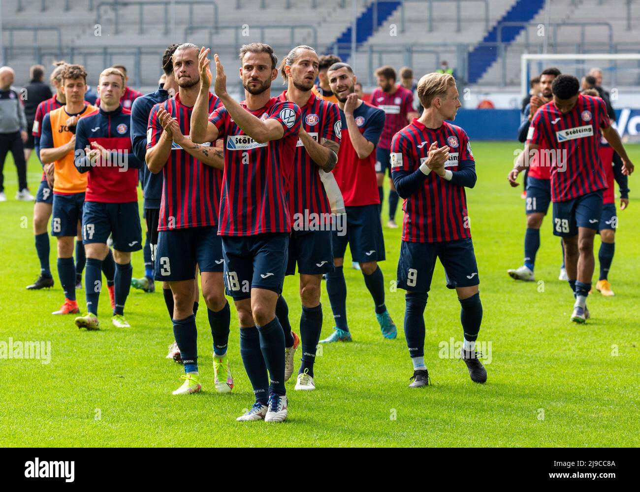 Sport, Fußball, Niederrheincup 2021/2022, Finale, SV Straelen vs. Wuppertaler SV 1-0, Schauinsland-Reisen-Arena in Duisburg, nach der Schlusspfeife bedanken sich die Wuppertaler Spieler bei den Fans für ihre Unterstützung Stockfoto