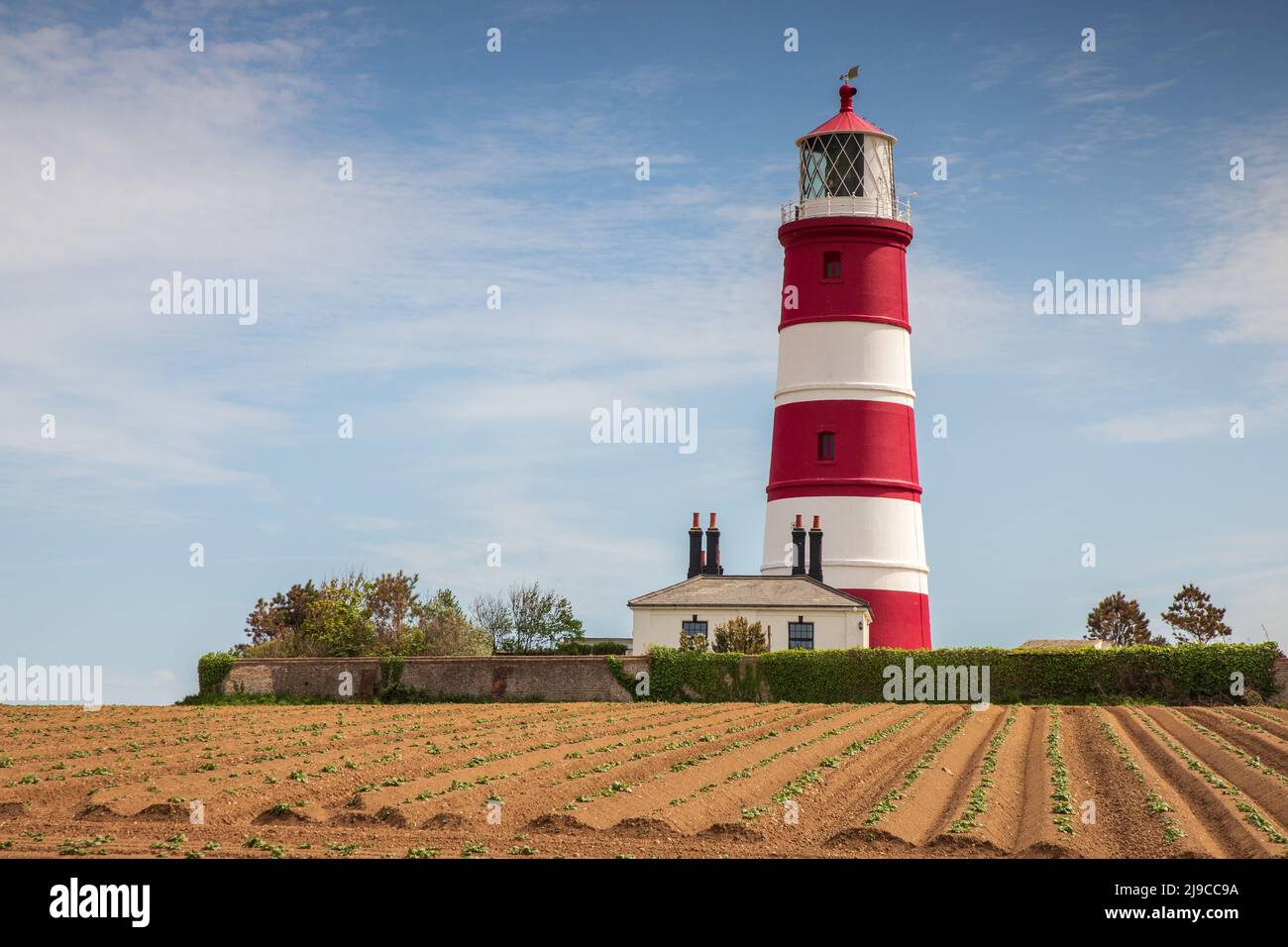 Happisburgh Lighthouse, der älteste funktionierende Leuchtturm in Großbritannien, der sich an einem angenehmen Frühlingstag in North Norfolk, Großbritannien, befindet Stockfoto