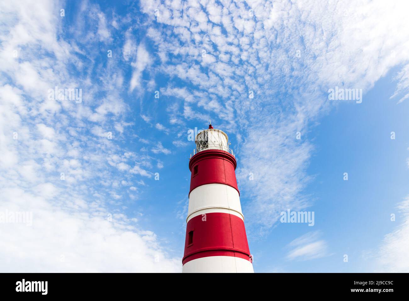 Happisburgh Lighthouse, der älteste funktionierende Leuchtturm in Großbritannien, der sich an einem angenehmen Frühlingstag in North Norfolk, Großbritannien, befindet Stockfoto