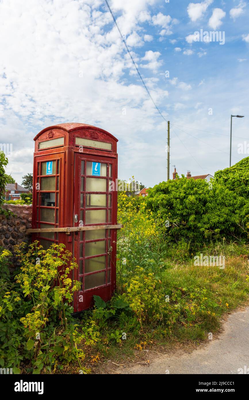 Eine ausgediente alte Retro UK rote Telefonbox in Bacton, North Norfolk, UK Stockfoto