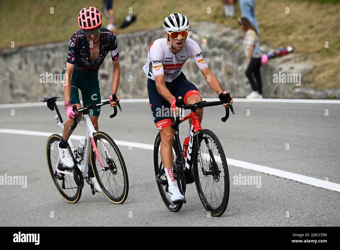 Foto Fabio Ferrari/LaPresse 22 Maggio 2022 Italia Sport cicismo Giro d'Italia 2022 - edizione 105 - tappa 15 - Da Rivarolo Canavese a Cogne Nella foto: CARTHY Hugh John (EF EDUCATION - EASYPOST) CICCONE Giulio (TREK - SEGAFREDO) Foto Fabio Ferrari/LaPresse 22. Mai 2022 Italien Sport Radfahren Giro d'Italia 2022 - Ausgabe 105. - Etappe 15 - von Rivarolo Canavese nach Cogne im Bild: CARTHY Hugh John (EF EDUCATION - EASYPOST) CICCONE Giulio (TREK - SEGAFREDO)(Foto: La Presse / PRESSINPHOTO) Stockfoto