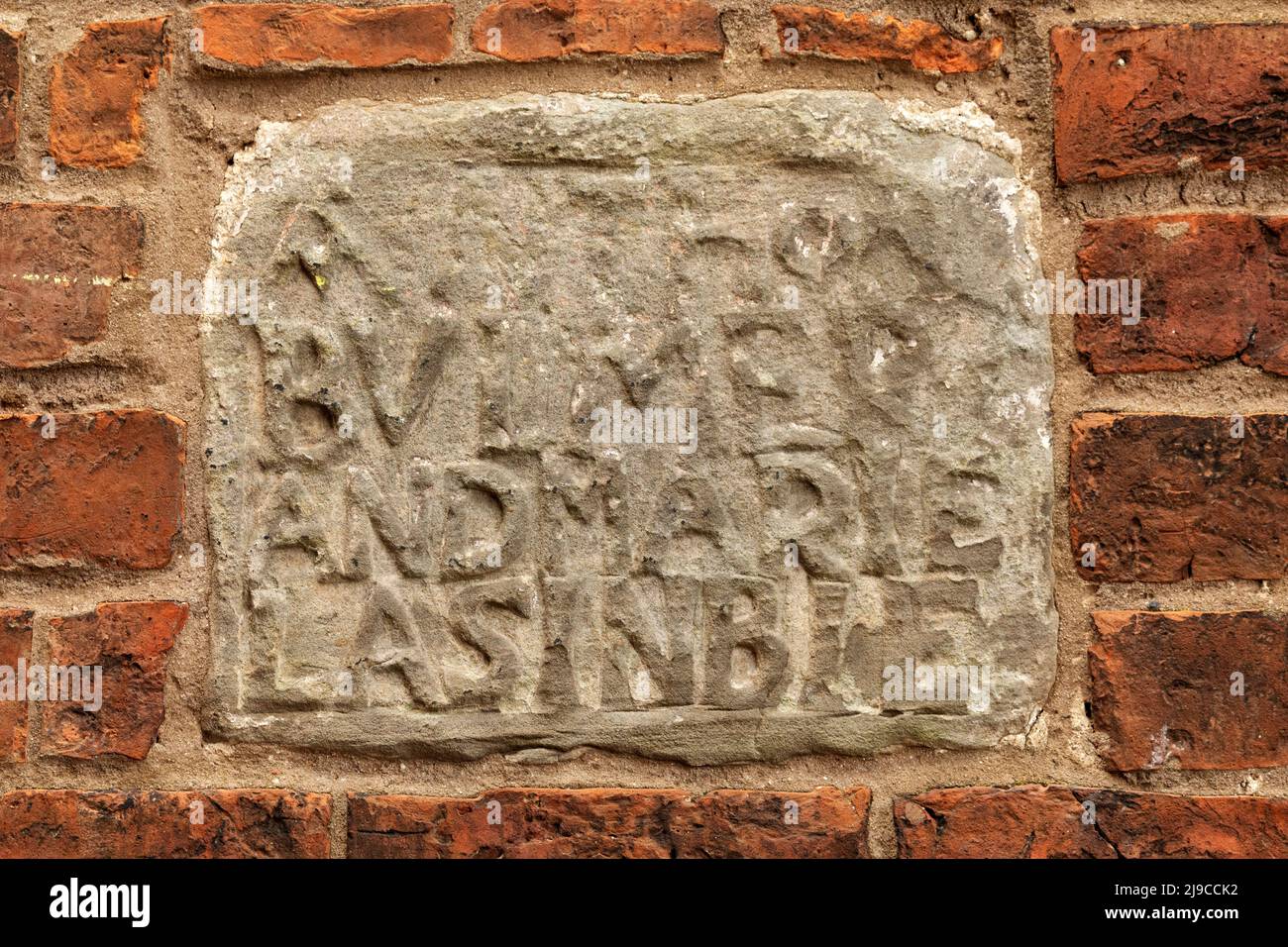 Alte Plakette auf Bull Wynd in Darlington, County Durham, England. Der Schriftzug auf der in die Wand eingebetteten Plakette wurde beschädigt. Stockfoto