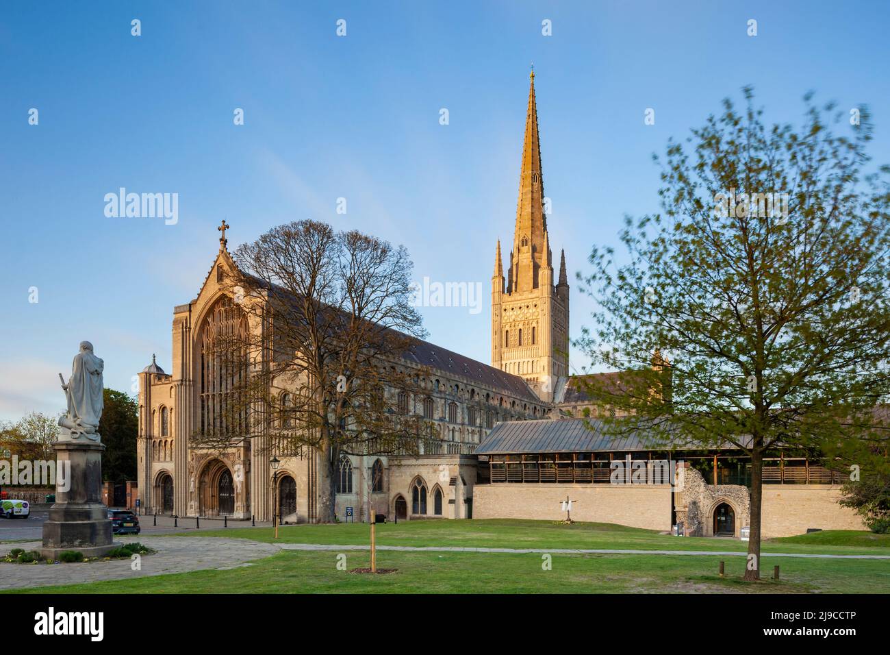 Sonnenuntergang an der Kathedrale von Norwich. Stockfoto