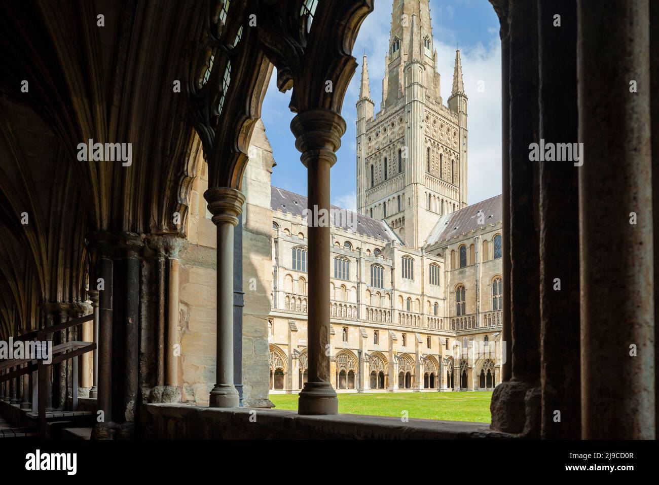 Frühlingsnachmittag in der Kathedrale von Norwich. Stockfoto