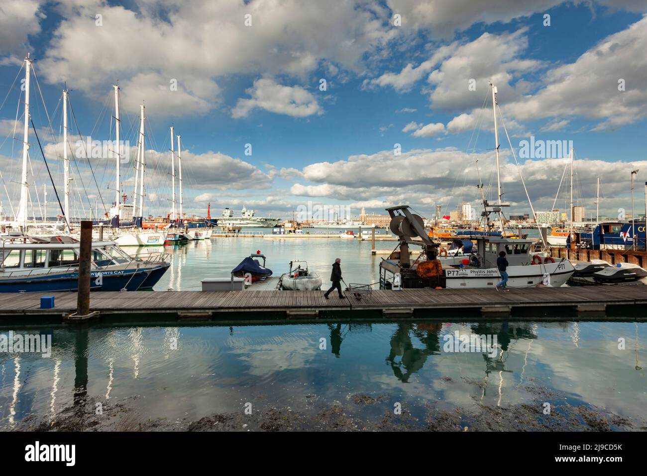 Frühlingsnachmittag in der Gosport Marina. Stockfoto