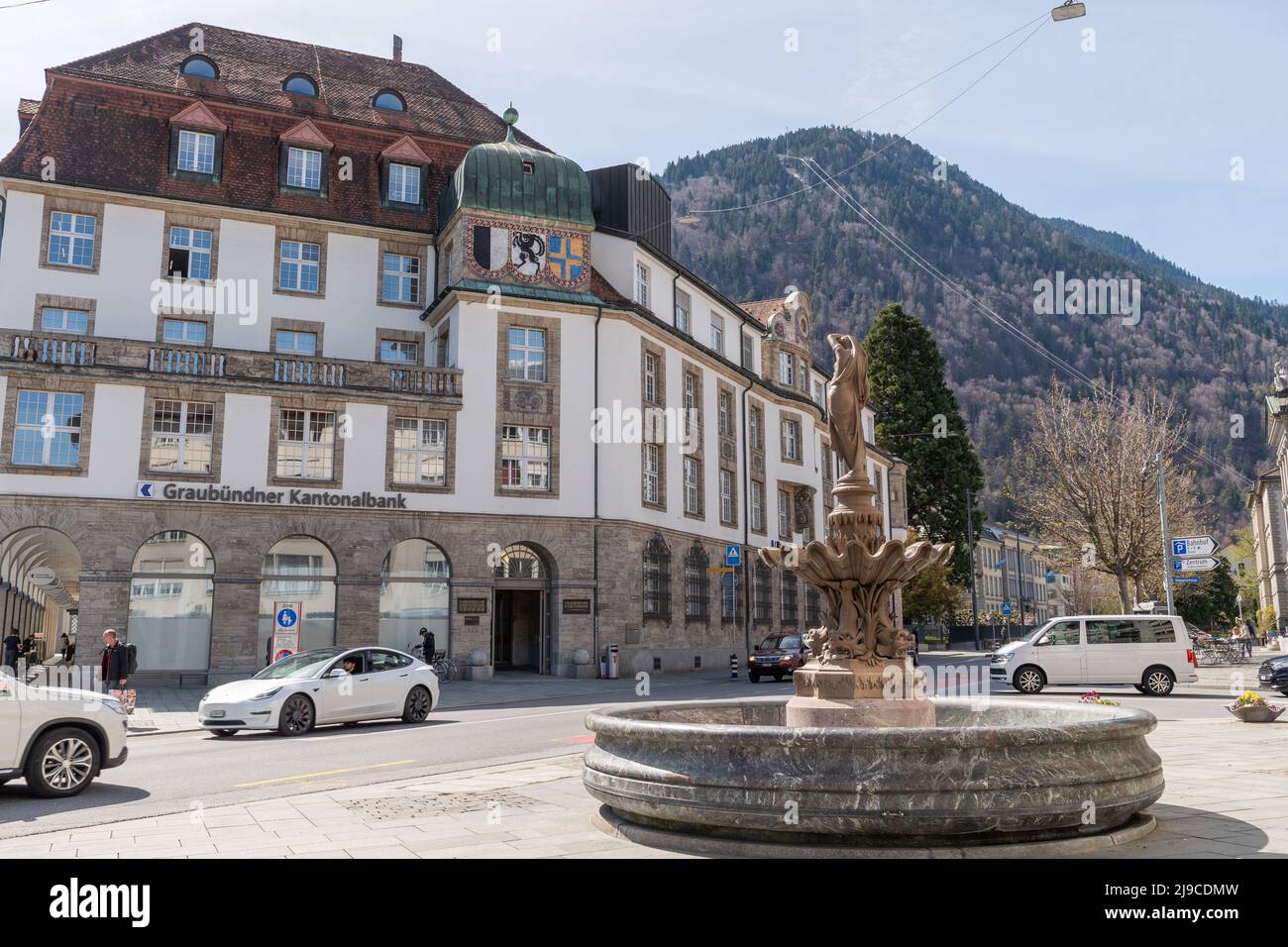 Chur, Schweiz, 11. April 2022 Historischer alter Wasserbrunnen im Stadtzentrum Stockfoto