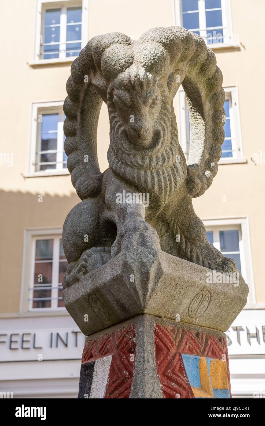 Chur, Schweiz, 11. April 2022 Steinbock-Figur auf einem Wasserbrunnen in der Altstadt Stockfoto