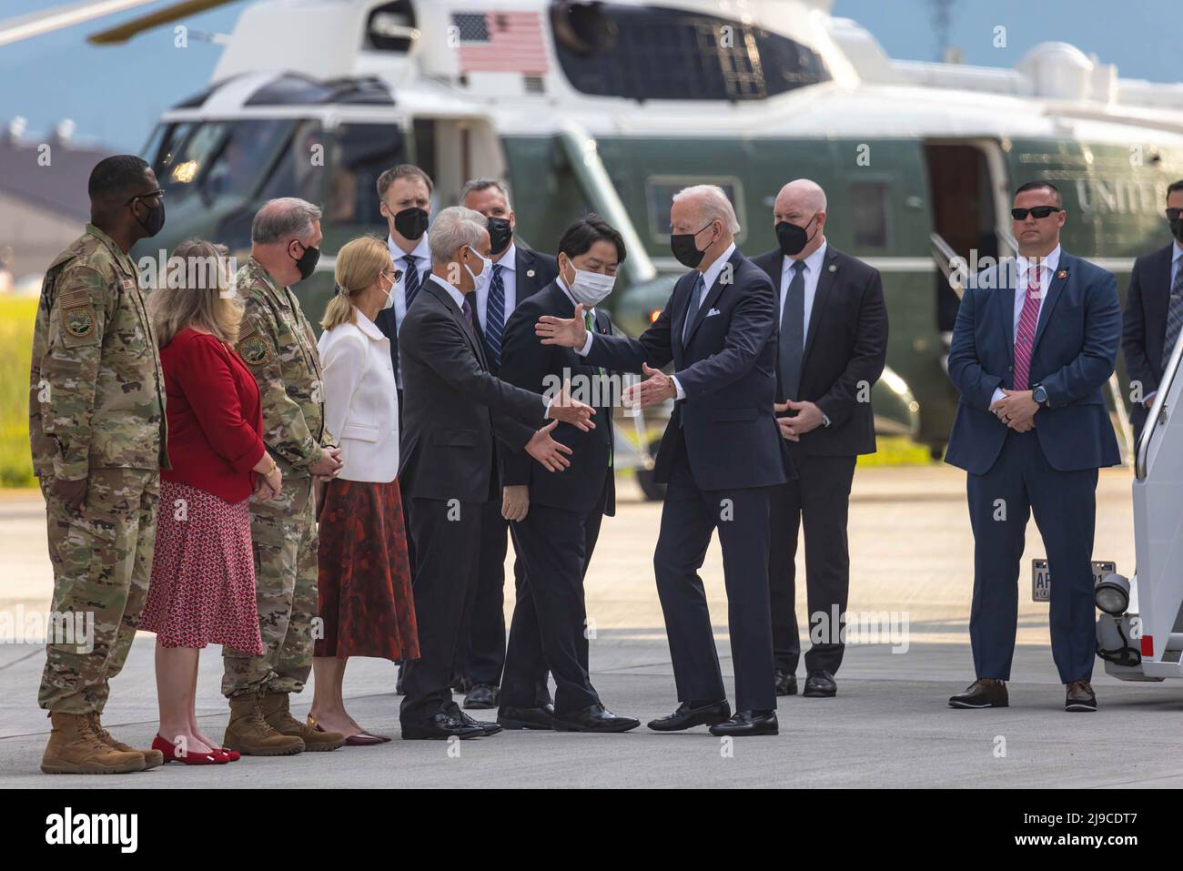 Fussa, Japan. 22.. Mai 2022. US-Präsident Joe Biden wird von dem japanischen Außenminister Yoshimasa Hayashi, dem US-Botschafter in Japan Rahm Emanuel und US-Militärstabsmitgliedern nach seiner Landung auf dem Luftwaffenstützpunkt Yokota (Präfektur Tokio) für ein zweitägiges Programm begrüßt. Nach einem Besuch in Südkorea kam der Präsident nach Japan. Joe Biden ist auf einer Allianz-Tournee in Asien. Kredit: SOPA Images Limited/Alamy Live Nachrichten Stockfoto