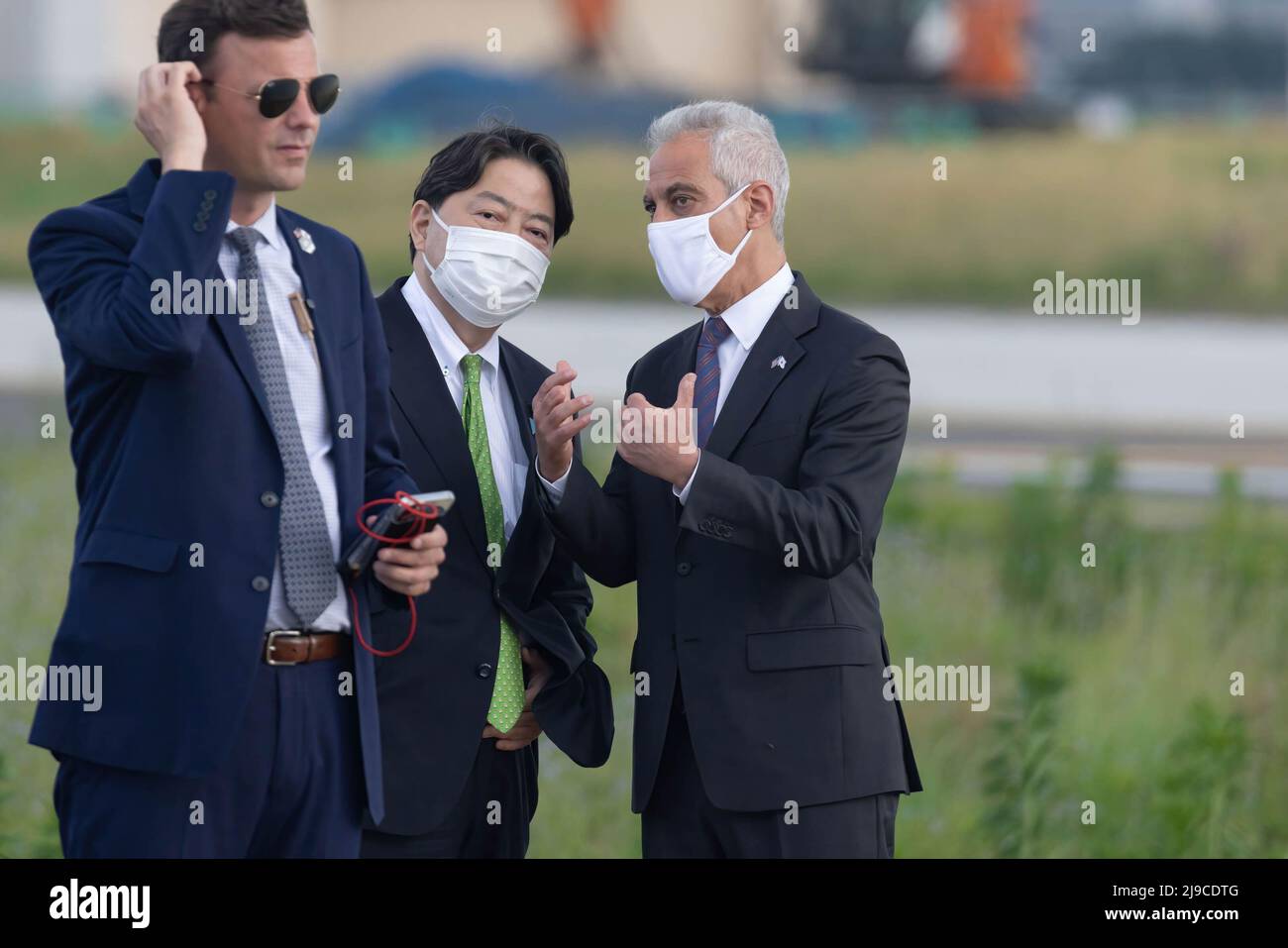 Fussa, Japan. 22.. Mai 2022. DER US-Botschafter in Japan Rahm Emanuel spricht mit dem japanischen Außenminister Yoshimasa Hayashi, während sie auf die Ankunft des US-Präsidenten Joe Biden auf dem Luftwaffenstützpunkt Yokota warten. Nach einem Besuch in Südkorea kam der Präsident nach Japan. Joe Biden ist auf einer Allianz-Tournee in Asien. Kredit: SOPA Images Limited/Alamy Live Nachrichten Stockfoto