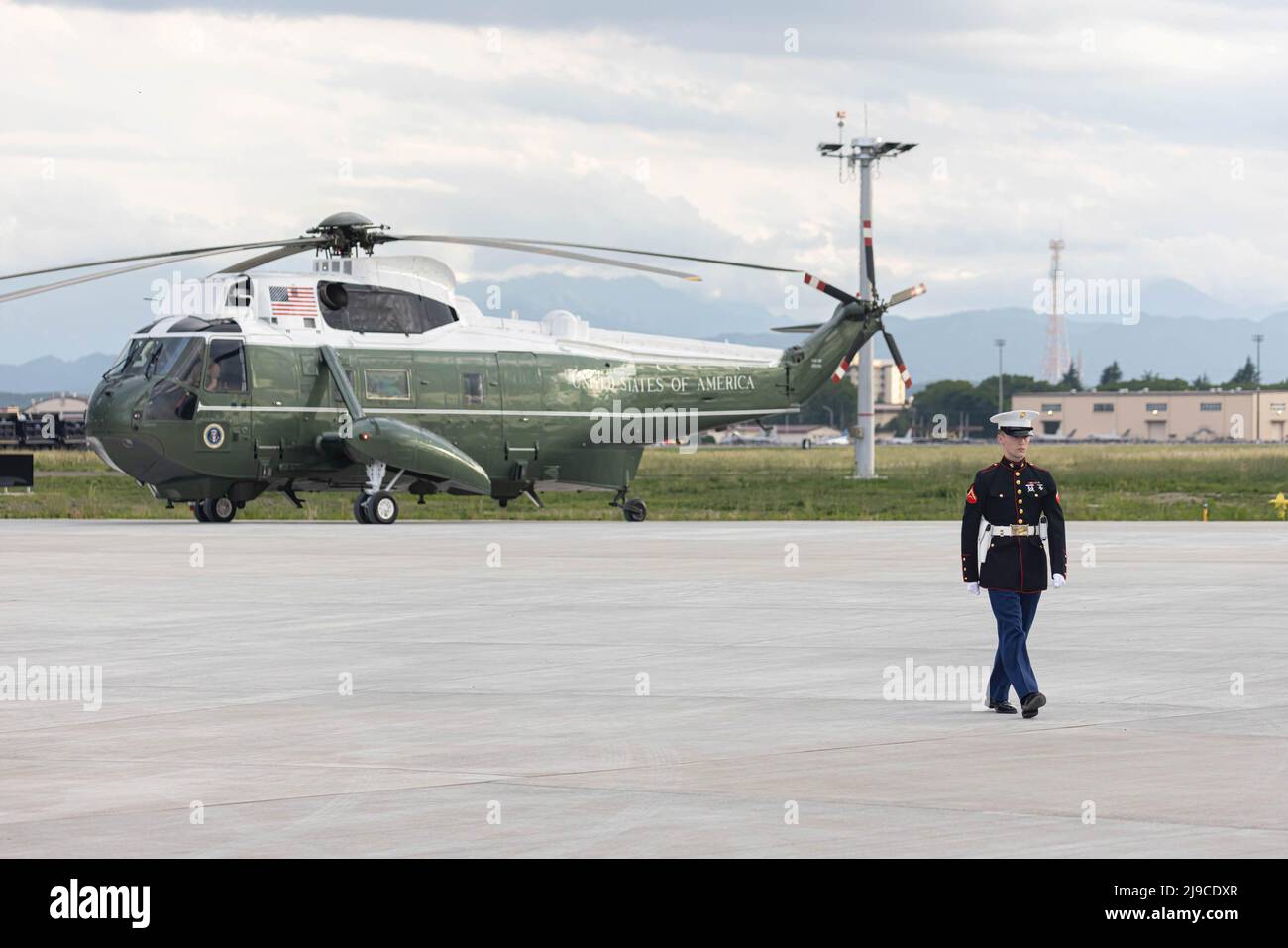 Fussa, Japan. 22.. Mai 2022. EIN Mitarbeiter DES US-Militärs geht vom Hubschrauber weg, nachdem er US-Präsident Joe Biden nach seiner Ankunft auf dem Luftwaffenstützpunkt Yokota (Präfektur Tokio) gegrüsselt hat. Nach einem Besuch in Südkorea kam der Präsident nach Japan. Joe Biden ist auf einer Allianz-Tournee in Asien. Kredit: SOPA Images Limited/Alamy Live Nachrichten Stockfoto