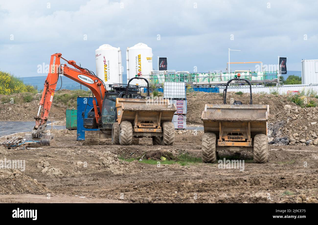 Baustelle im ehemaligen Bergbaudorf Holmewood, Derbyshire, Großbritannien, mit Kipper und Mörsersilos Stockfoto