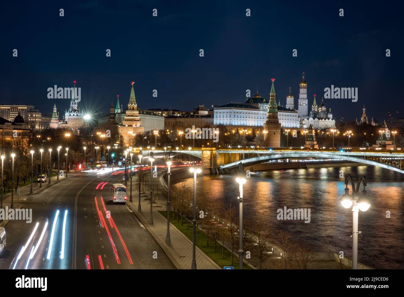 Der Moskauer Kreml, Kreml Embankment und Moskau Fluss in der Nacht in Moskau, Russland. Architektur und Wahrzeichen von Moskau Stockfoto