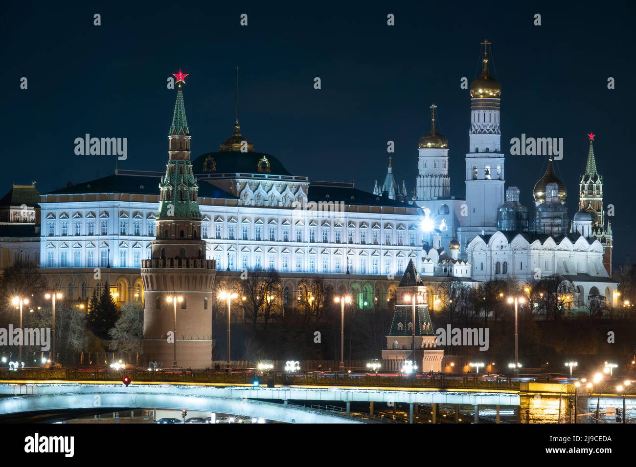 Der Moskauer Kreml, Kreml Embankment und Moskau Fluss in der Nacht in Moskau, Russland. Architektur und Wahrzeichen von Moskau Stockfoto