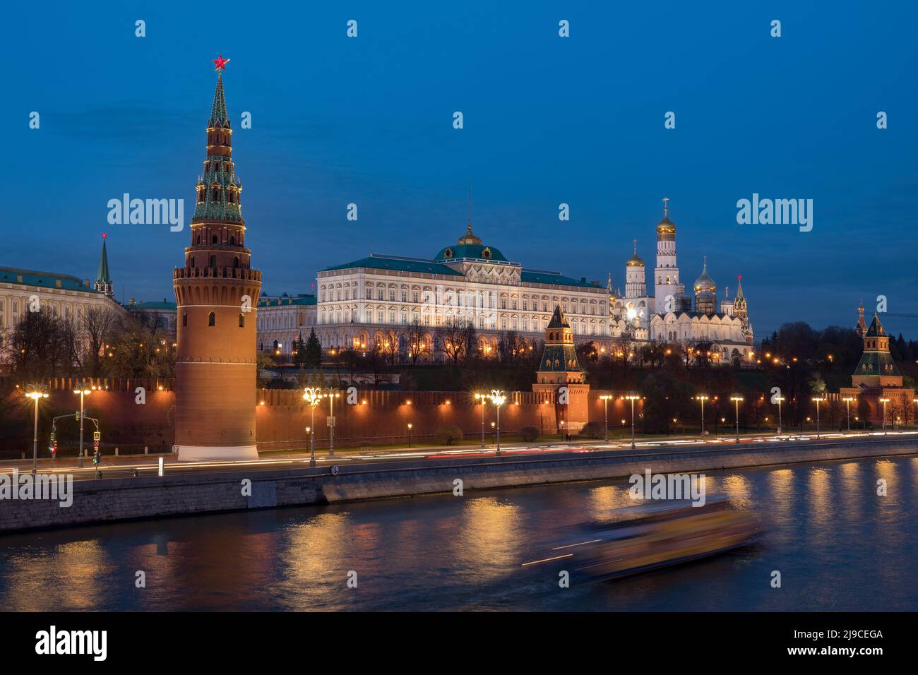 Der Moskauer Kreml, Kreml Embankment und Moskau Fluss in der Nacht in Moskau, Russland. Architektur und Wahrzeichen von Moskau Stockfoto