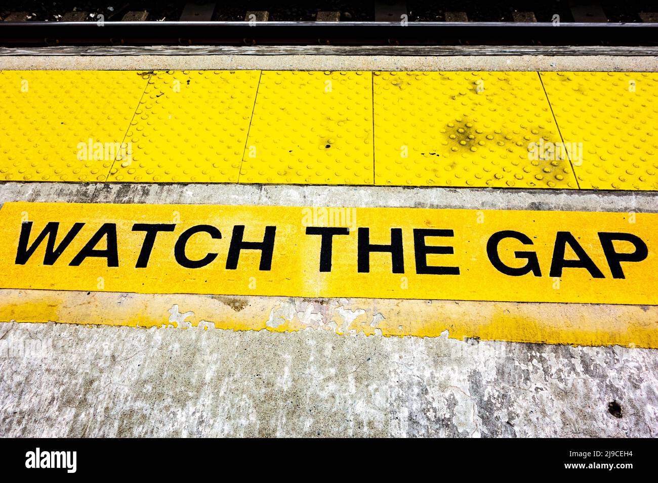 Schild „Watch the Gap“ auf einem Bahnsteig im Bundesstaat New York, USA Stockfoto