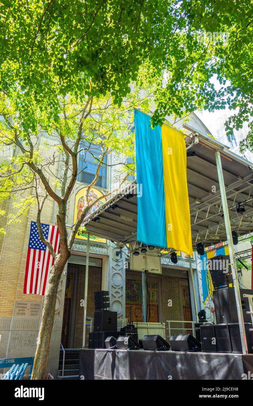 Amerikanische Flagge und ukrainische Flagge hängen auf dem Bandstand beim St. George Ukrainisch Griechisch Katholische Kirche Festival im East Village im Jahr 2022 Stockfoto