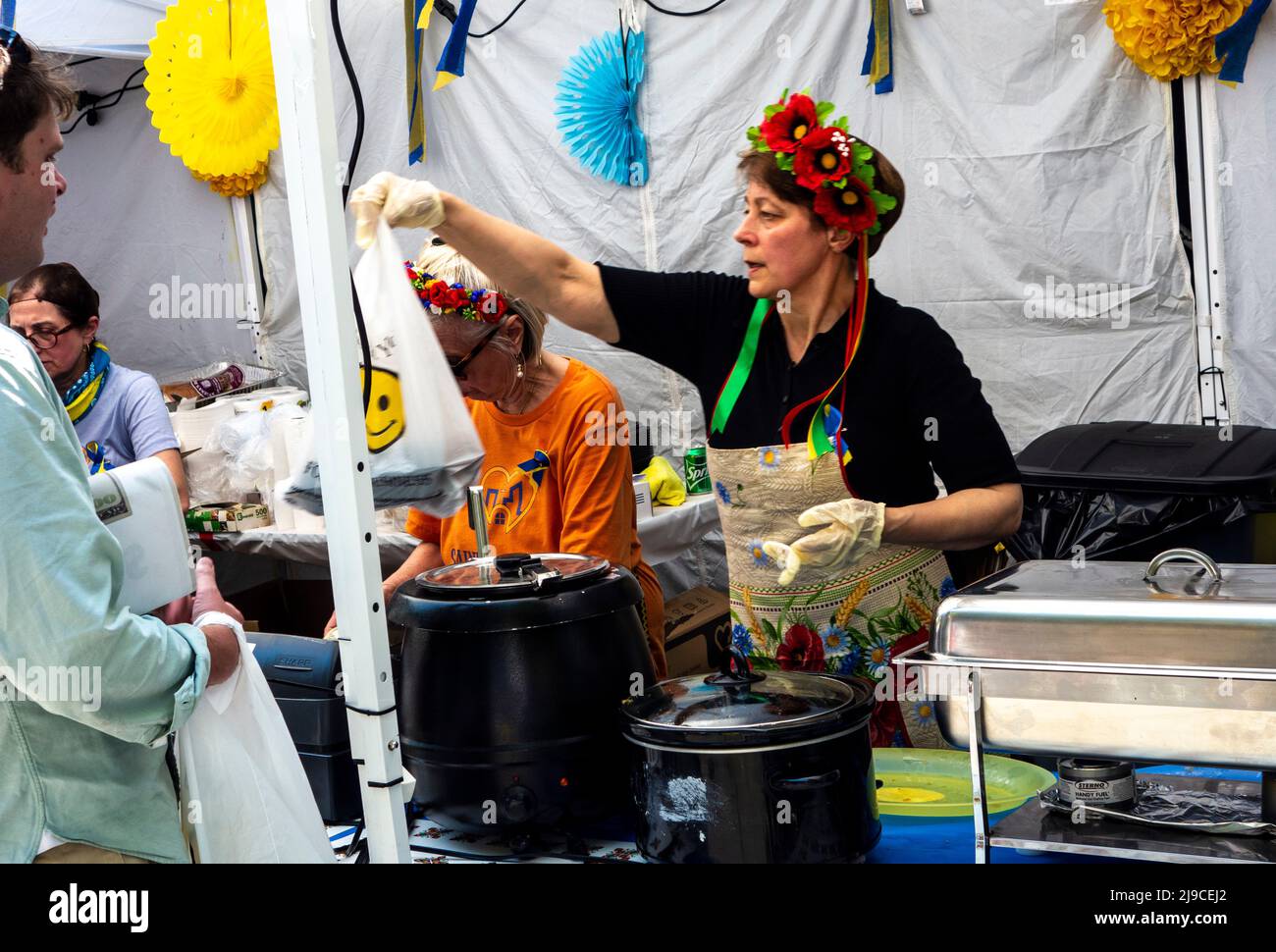 Frau mit geblümten Stirnbändern, die beim St. George Ukrainian Greek Catholic Church Festival im East Village im Jahr 2022 Essen verkauften Stockfoto