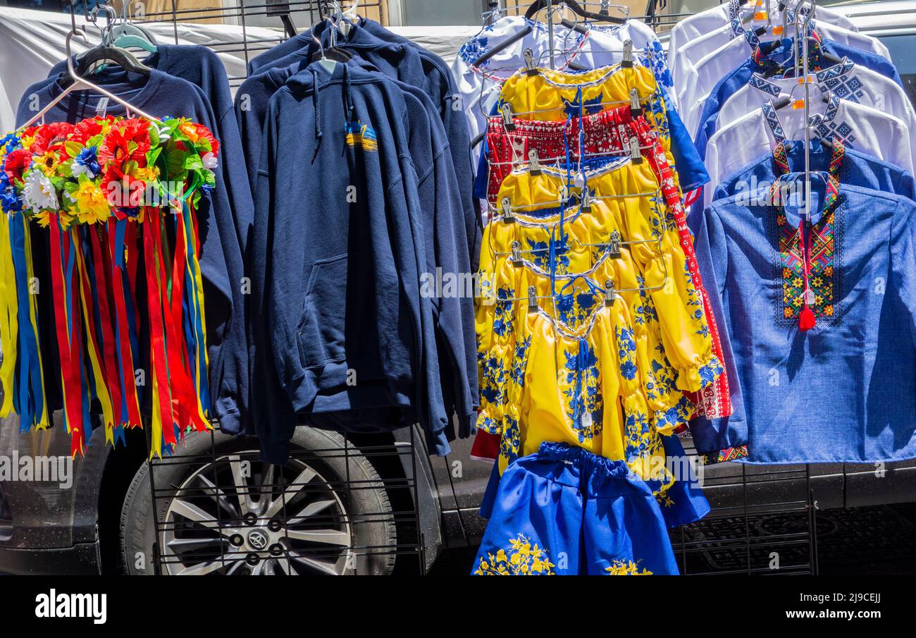 Ukrainische Lothing und geblümtes Stirnband zum Verkauf beim St. George Ukrainian Greek Catholic Church Festival im East Village im Jahr 2022 Stockfoto