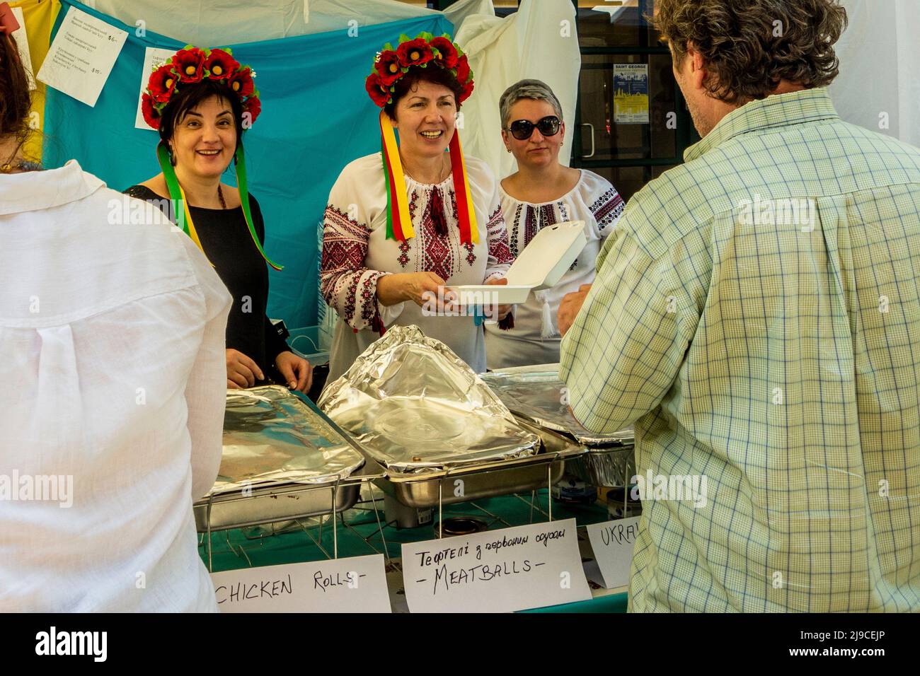 Frauen mit geblümten Stirnbändern, die beim St. George Ukrainian Greek Catholic Church Festival im East Village im Jahr 2022 Essen verkauften Stockfoto