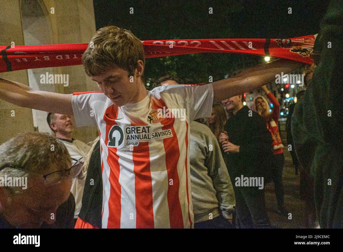 21/05/22, Sunderland AFC-Fans feiern bis in die Nacht auf dem Trafalgar Square, nachdem sie zur Meisterschaft befördert wurden Stockfoto